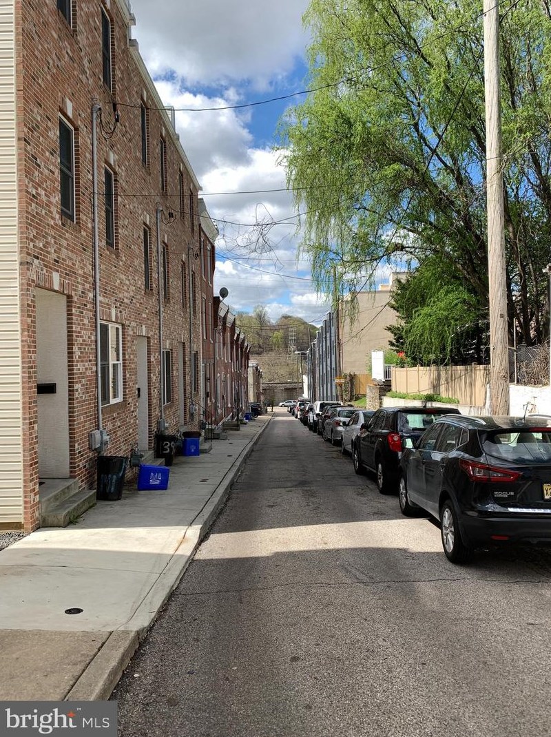 139 Kingsley St, Philadelphia, PA 19127-1708