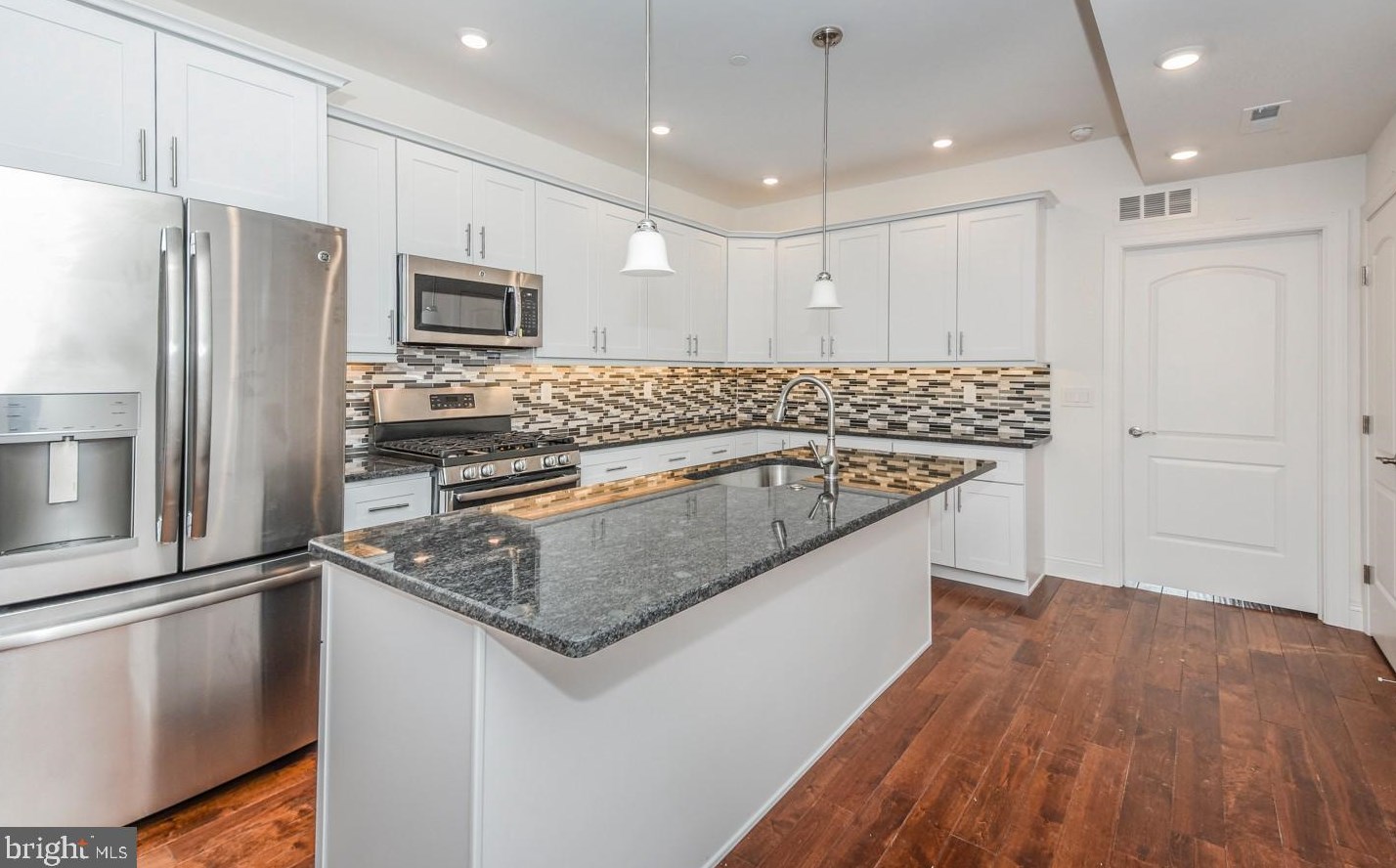 2132 Sergeant St, Philadelphia, PA 19125-1729