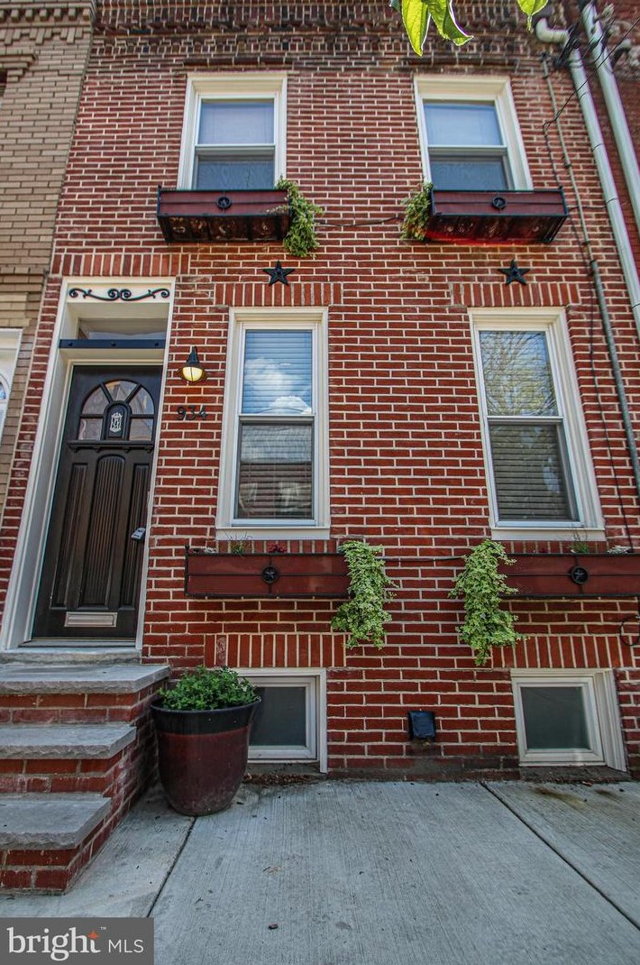 934 Cross St, Philadelphia, PA 19147-6312