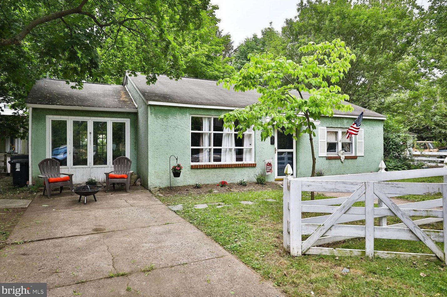 8043 Fairview St, Philadelphia, PA 19136-2201