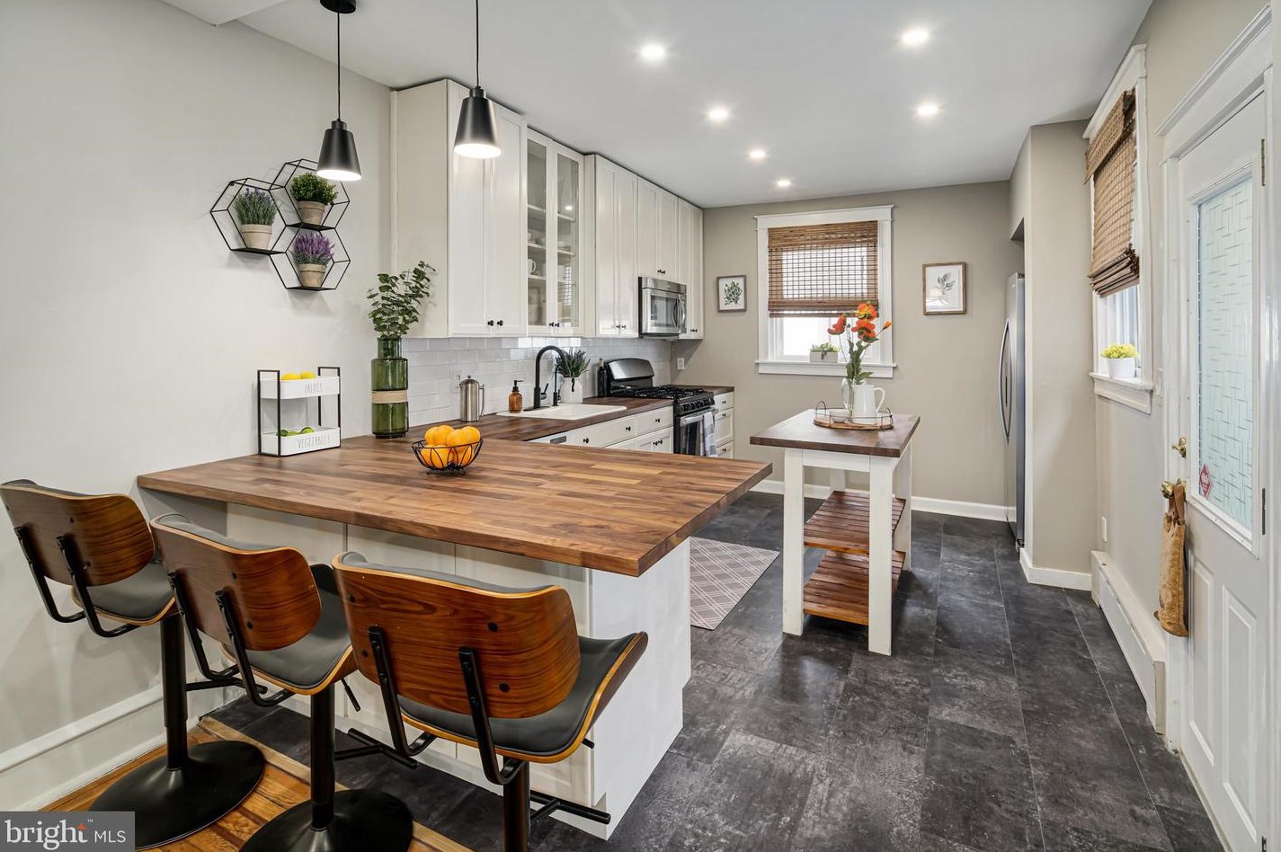 881 Woodstock St, Philadelphia PA  19130-1439 exterior