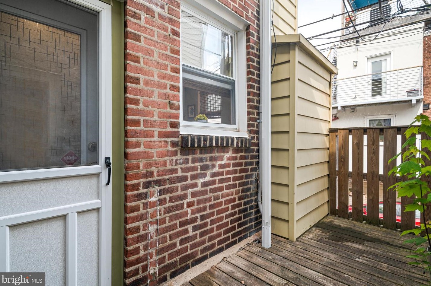 881 Woodstock St, Philadelphia PA  19130-1439 exterior