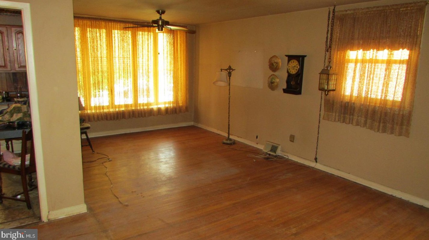 7348 Shelbourne St, Philadelphia PA  19111-3012 exterior