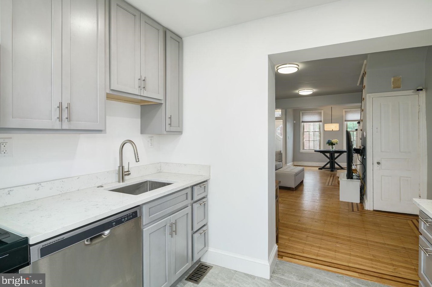 226 Tasker St, Philadelphia PA  19148-1325 exterior