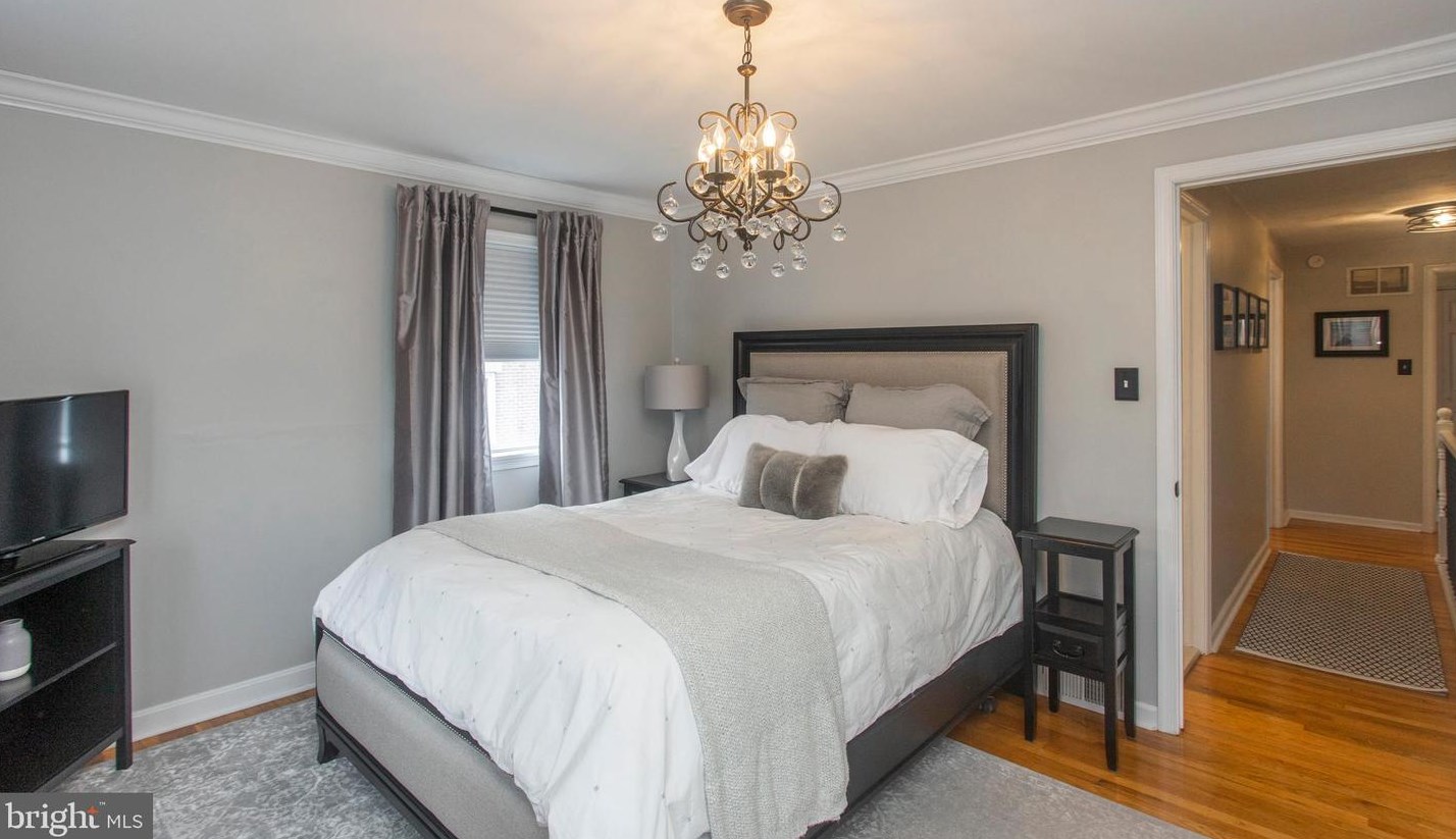 558 Overlook Rd, Philadelphia PA 19128-2408 exterior