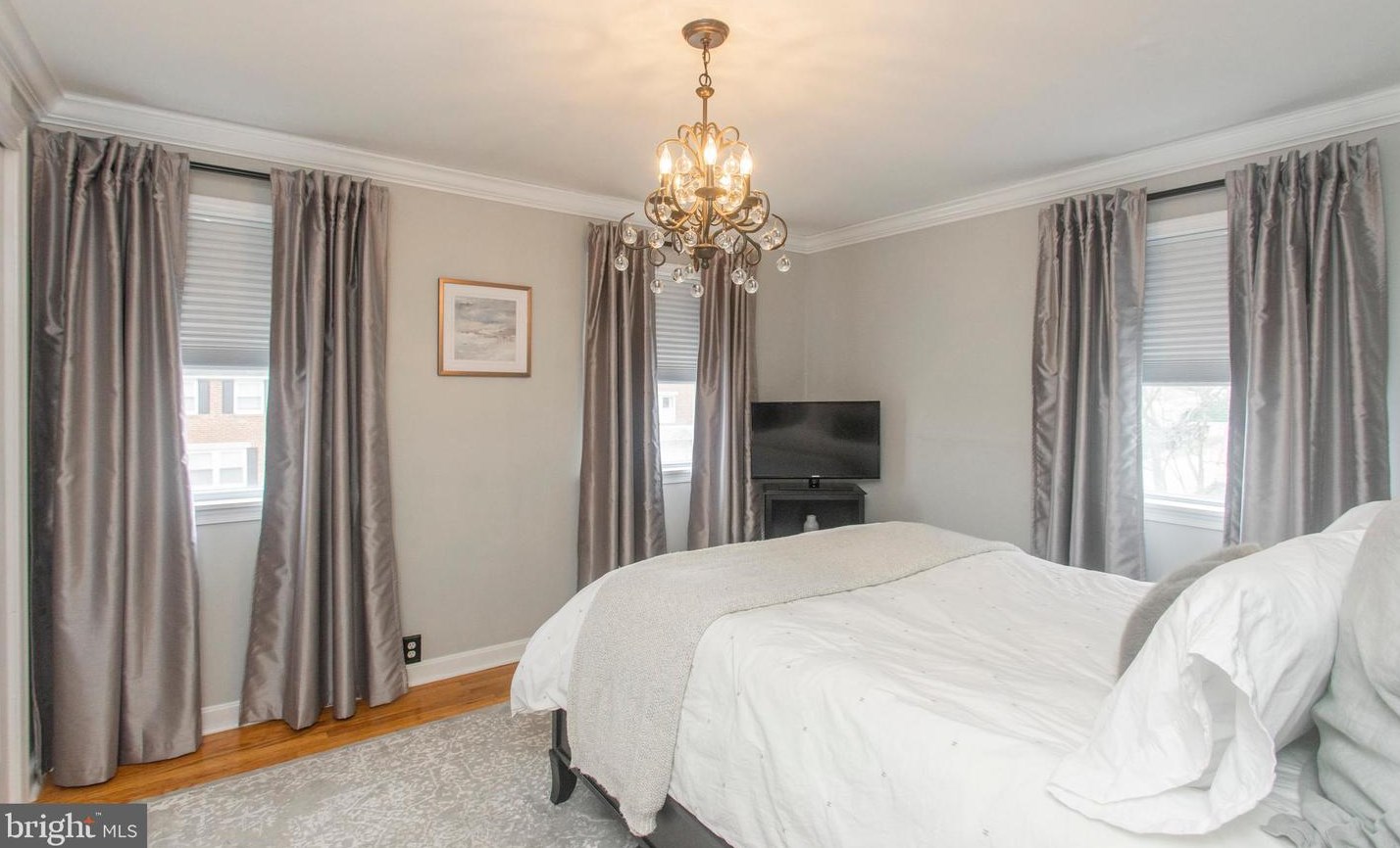 558 Overlook Rd, Philadelphia PA 19128-2408 exterior