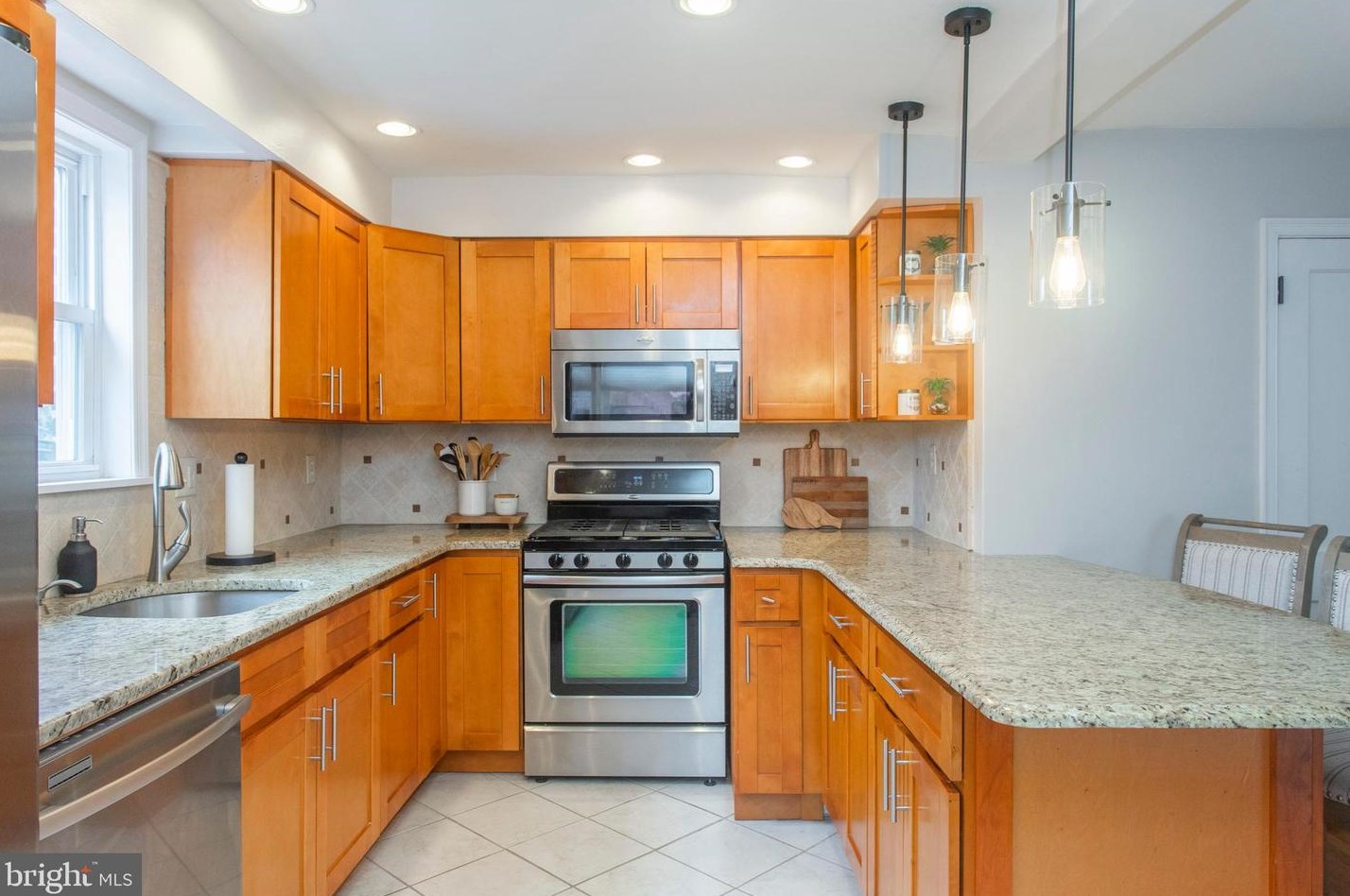 558 Overlook Rd, Philadelphia PA 19128-2408 exterior