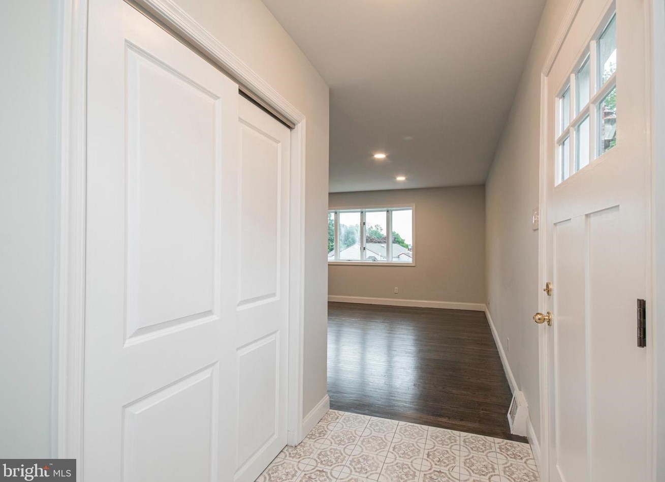 14038 Faraday St, Philadelphia, PA 19116-1008
