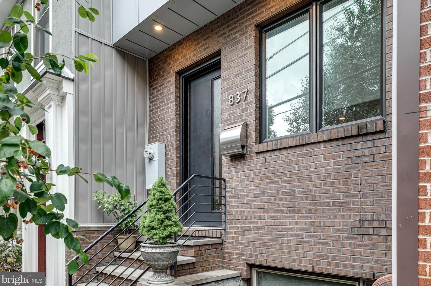 837 Lawrence St, Philadelphia, PA 19123-2109