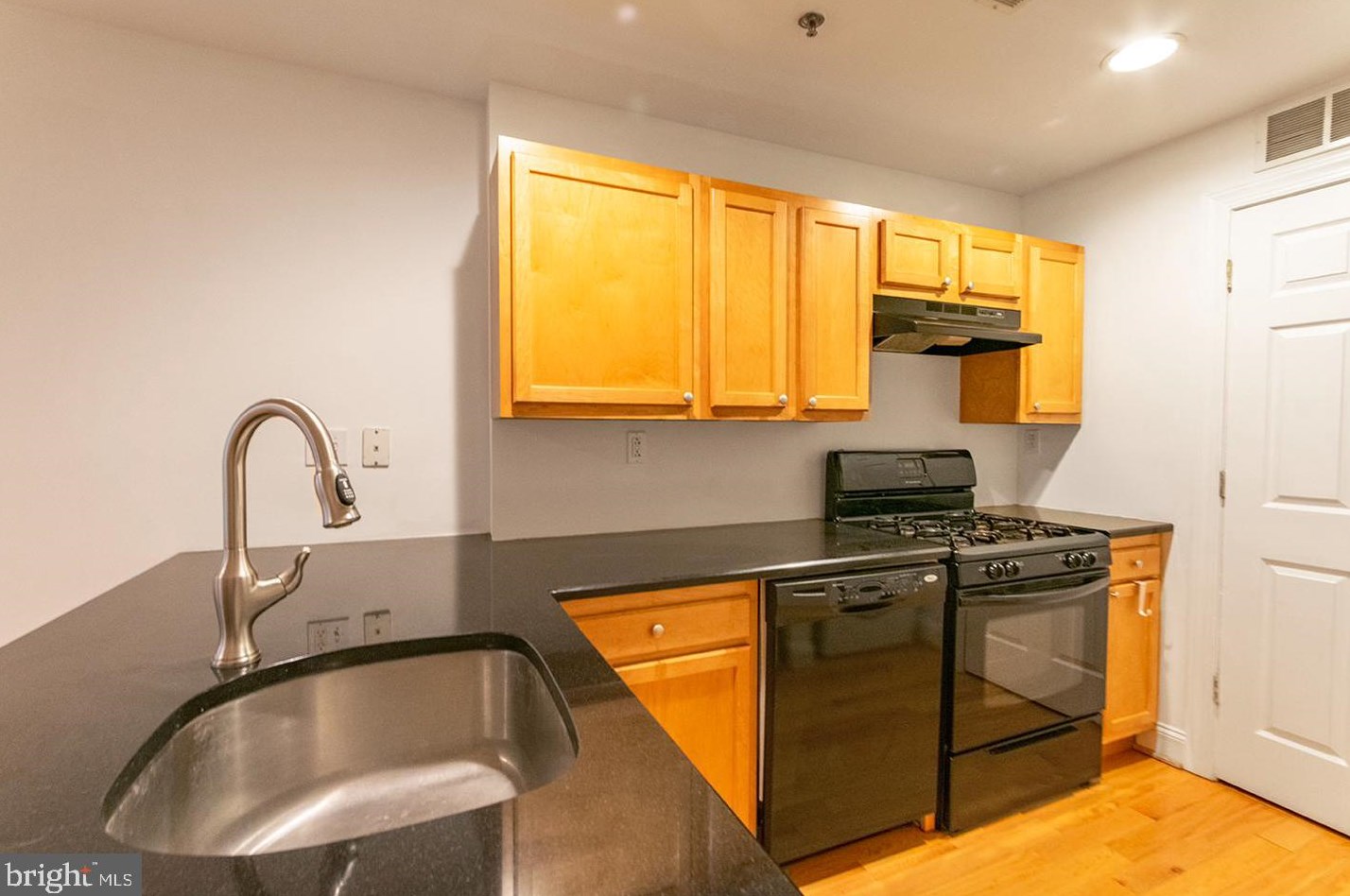 221 Race St Apt 2, Philadelphia, PA 19106