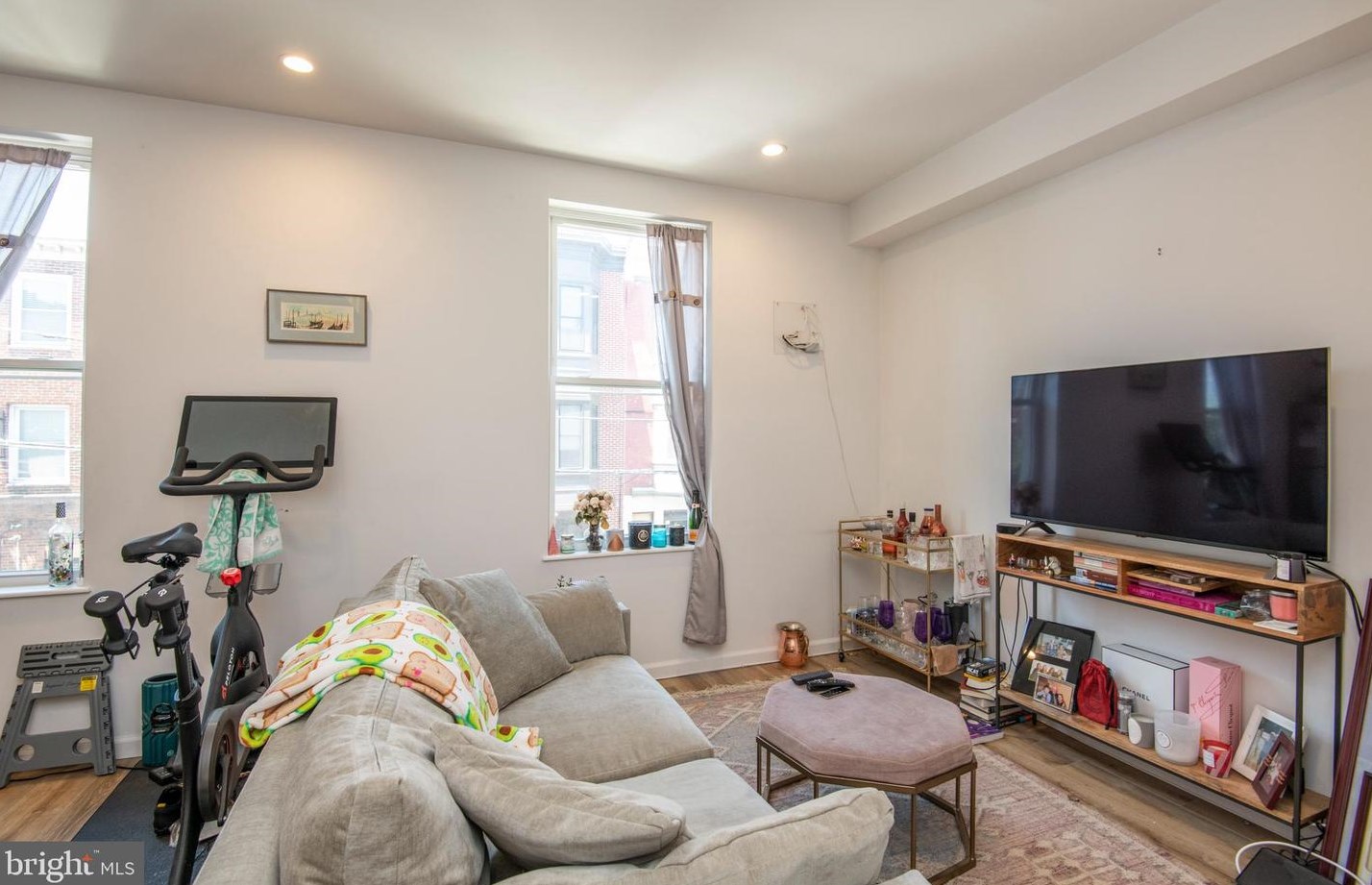 737 S 4th St #2c, Philadelphia, PA 19147