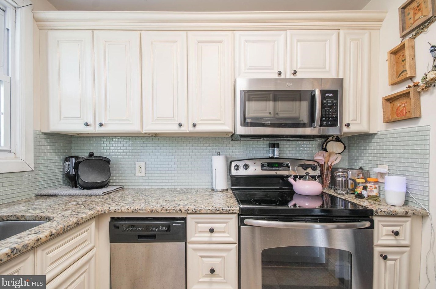 102 Rochelle Ave, Philadelphia PA  19128-3810 exterior