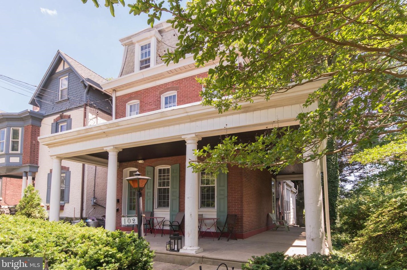 102 Rochelle Ave, Philadelphia PA  19128-3810 exterior