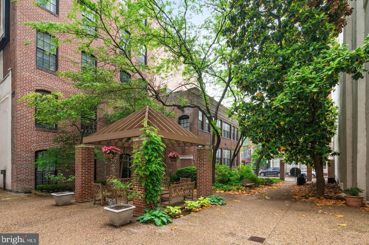 315 New St, Philadelphia PA  19106-1132 exterior