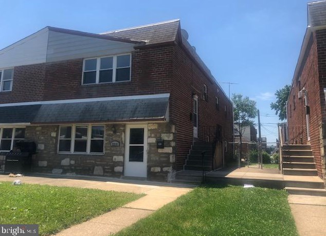 2218 Strahle St, Philadelphia PA  19152-2517 exterior