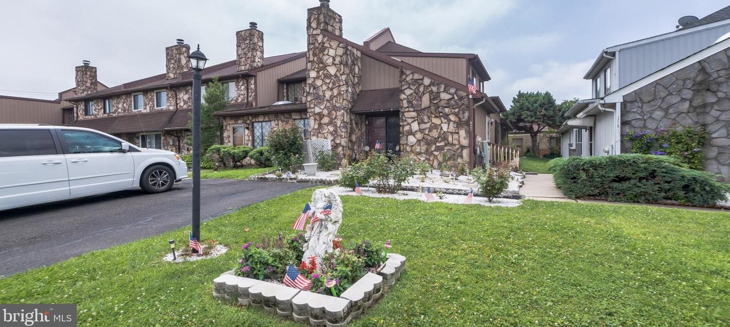 1728 Nathaniel Dr, Philadelphia, PA 19116-3860