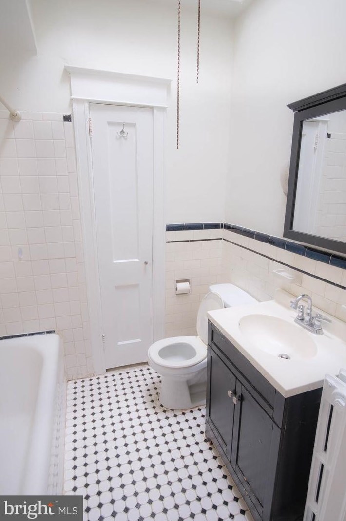 5705 Woodcrest Ave, Philadelphia PA  19131-2224 exterior