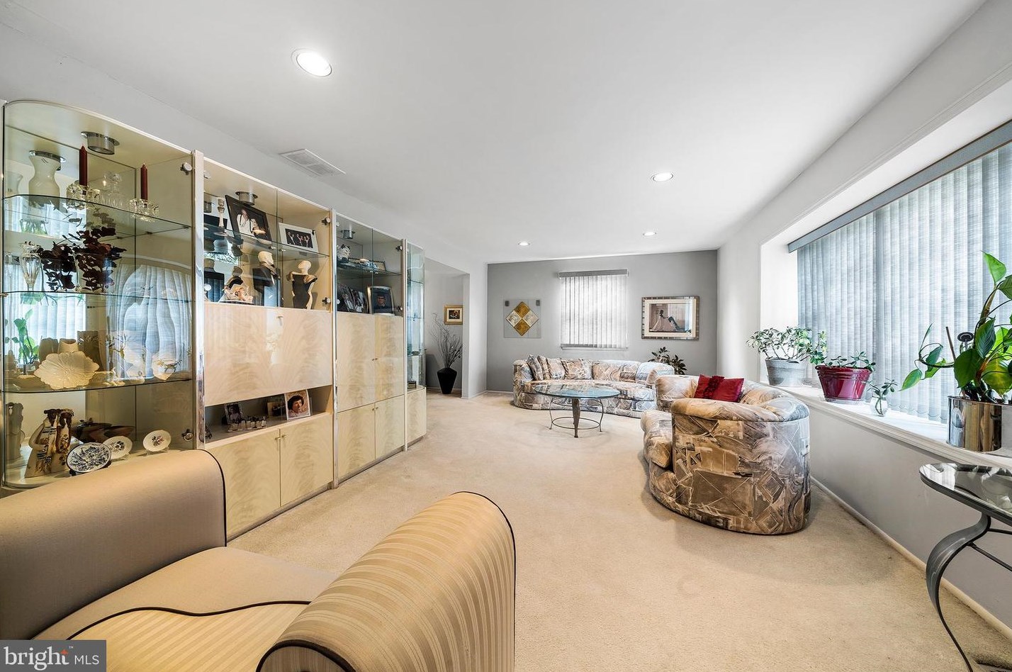 1860 Garth Rd, Philadelphia, PA 19116-3828