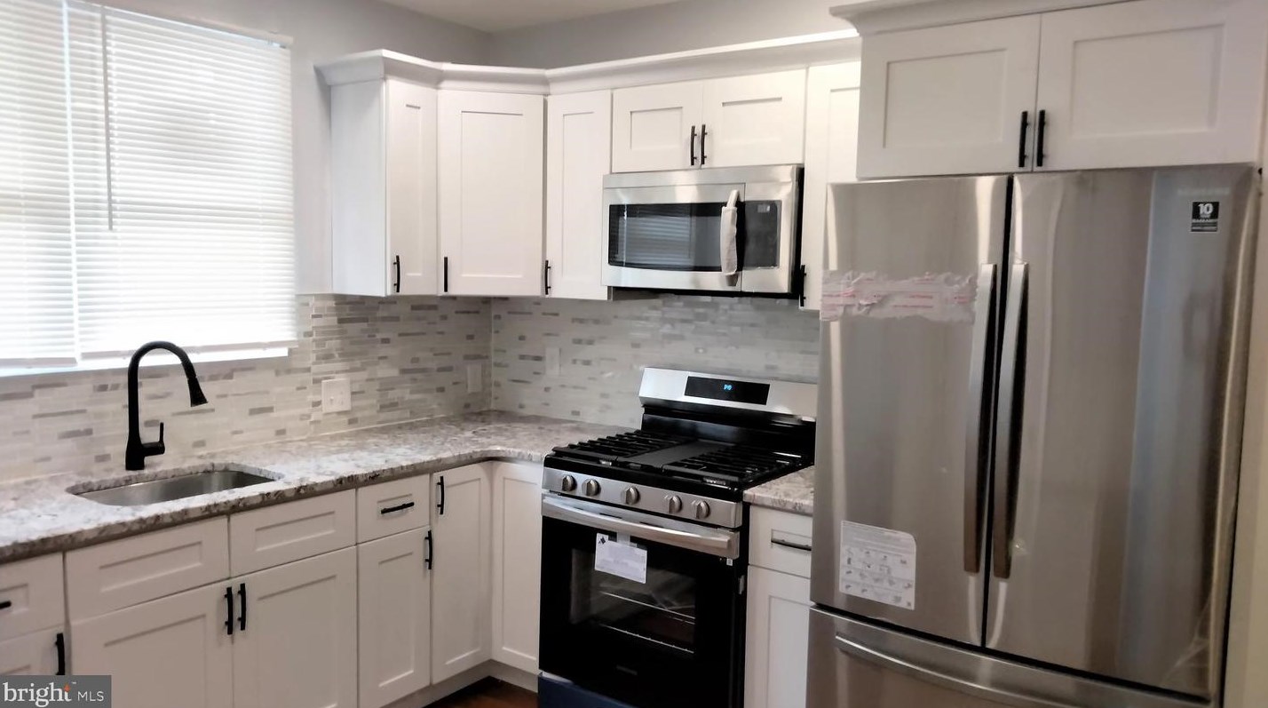 1516 Kinsdale St, Philadelphia PA  19126-2752 exterior