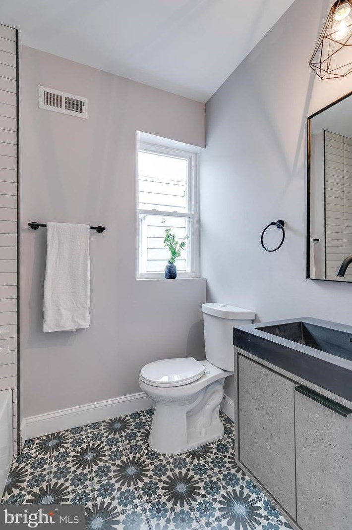 923 Tasker St, Philadelphia PA  19148-1123 exterior