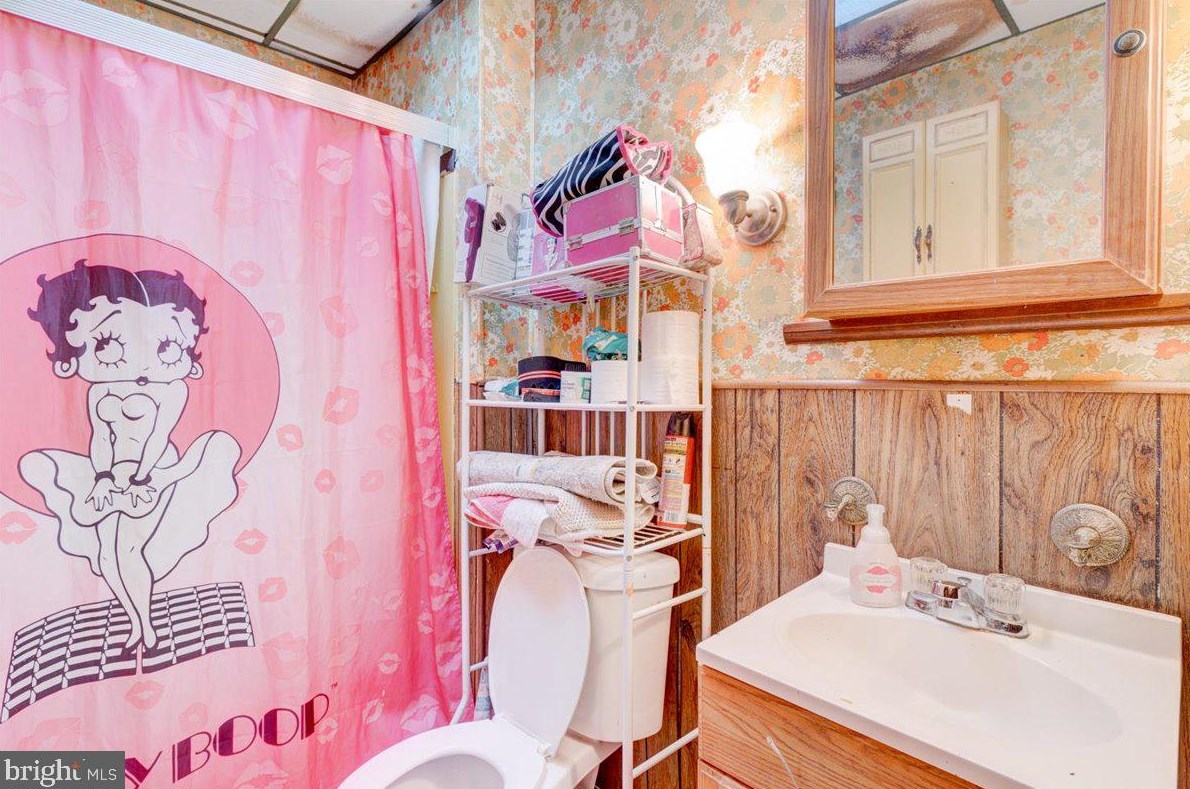 6617 Guyer Ave, Philadelphia PA 19153-2406 exterior