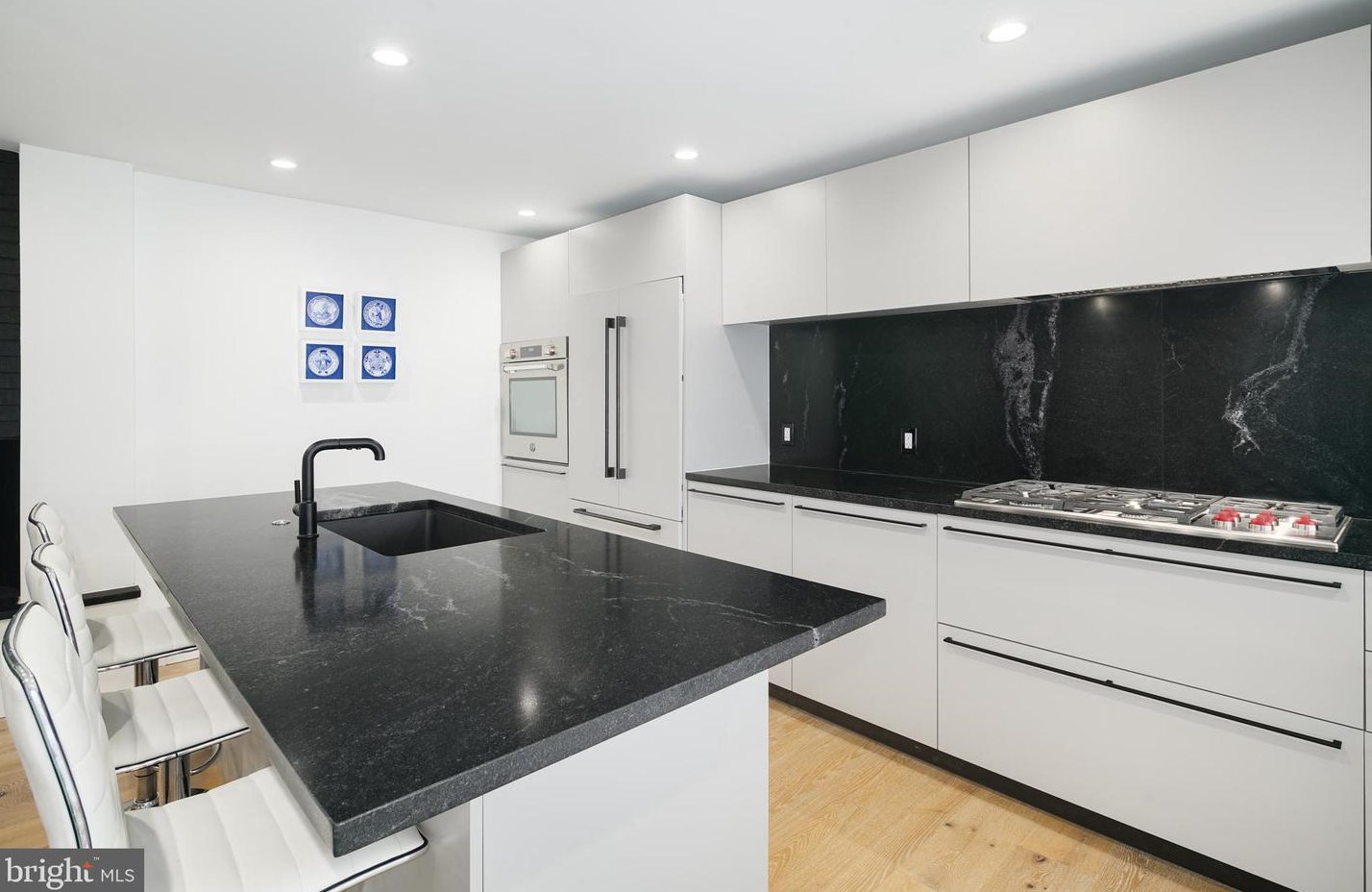 130 Carpenter St, Philadelphia, PA 19147