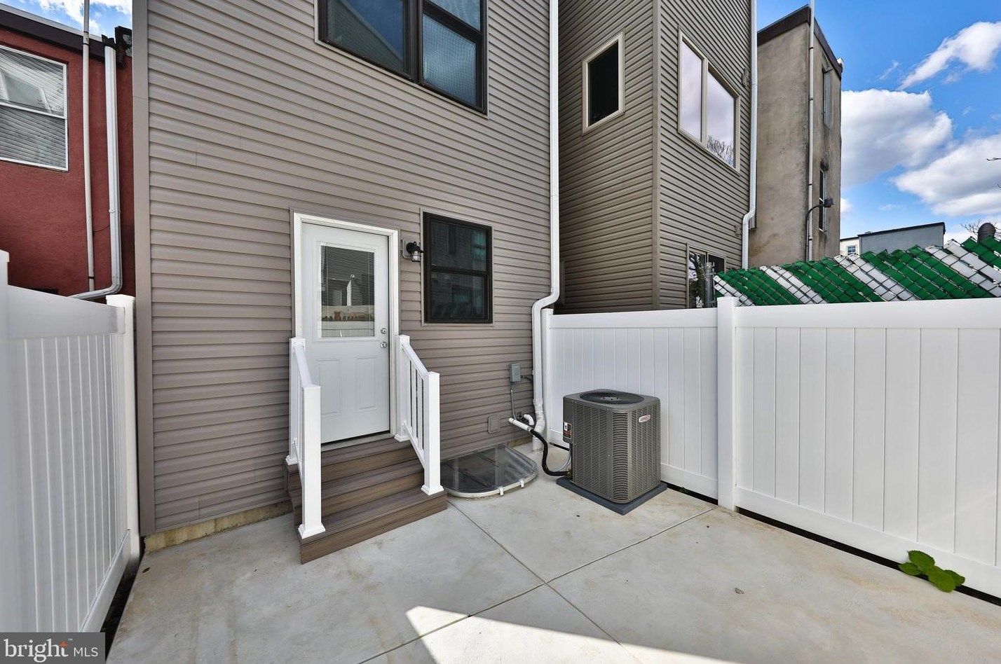 1621 Cadwallader St, Philadelphia PA  19122-3013 exterior