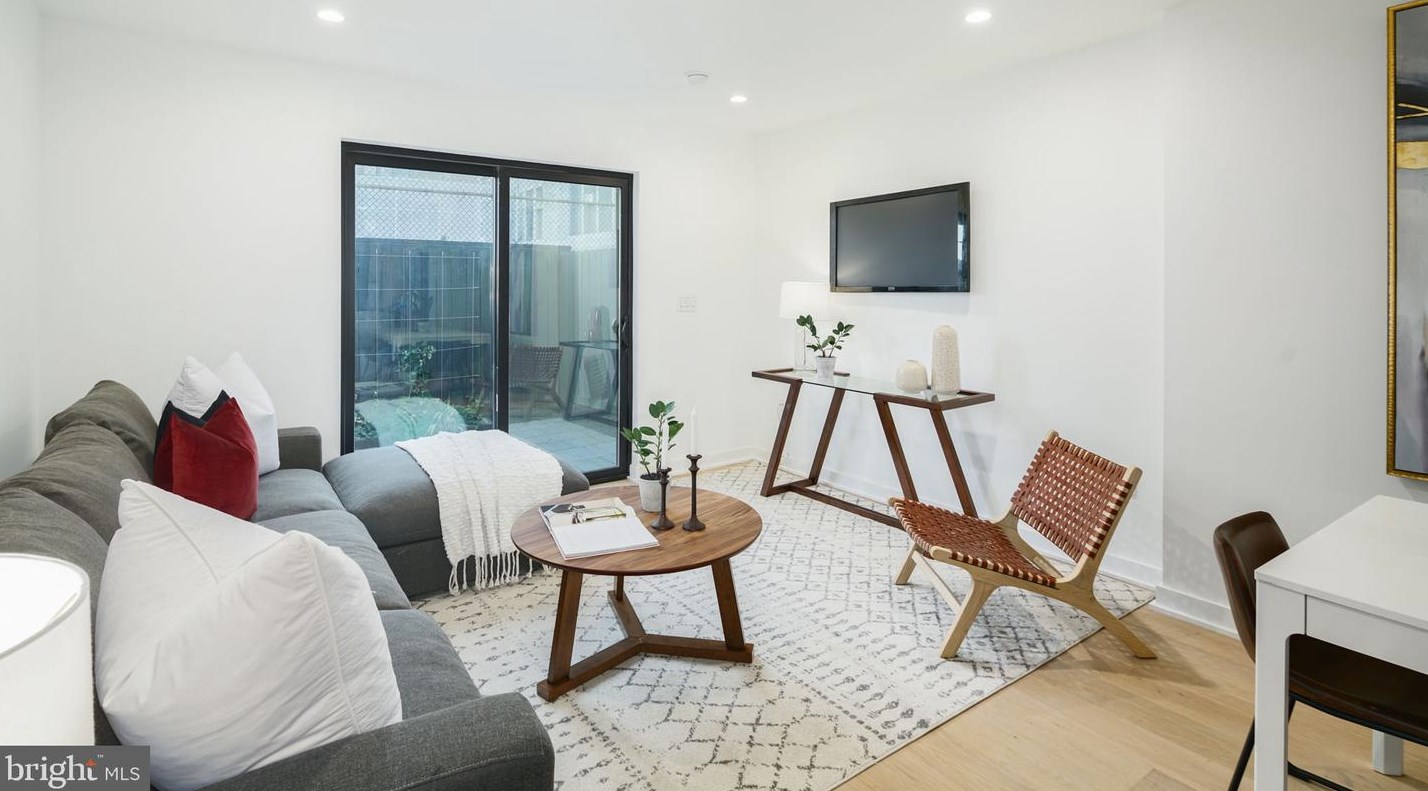 826 Mcclellan St, Philadelphia PA  19148-1628 exterior