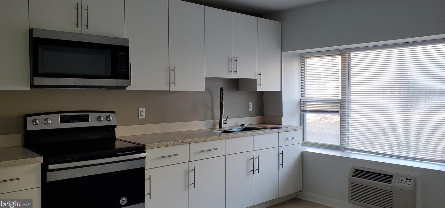 1700 W Tioga St #302, Philadelphia, PA 19140