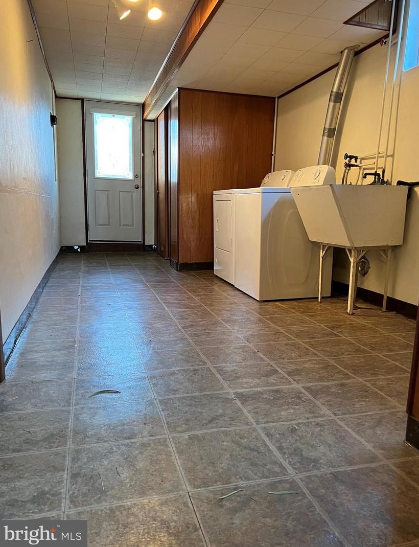 561 Wartman St, Philadelphia PA 19128-3238 exterior