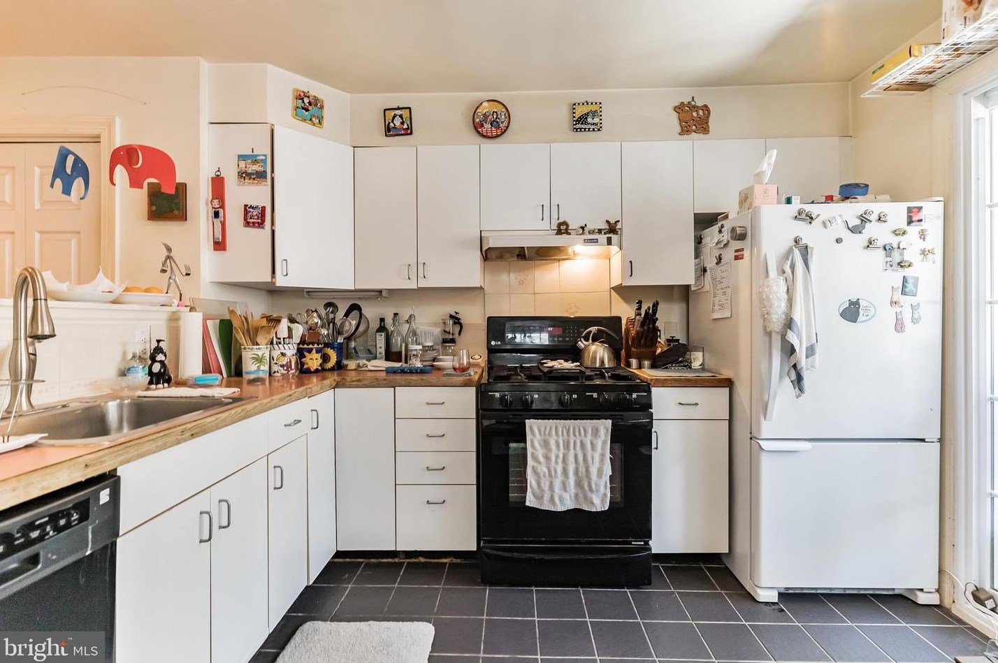 864 Corinthian Ave, Philadelphia PA 19130-1406 exterior