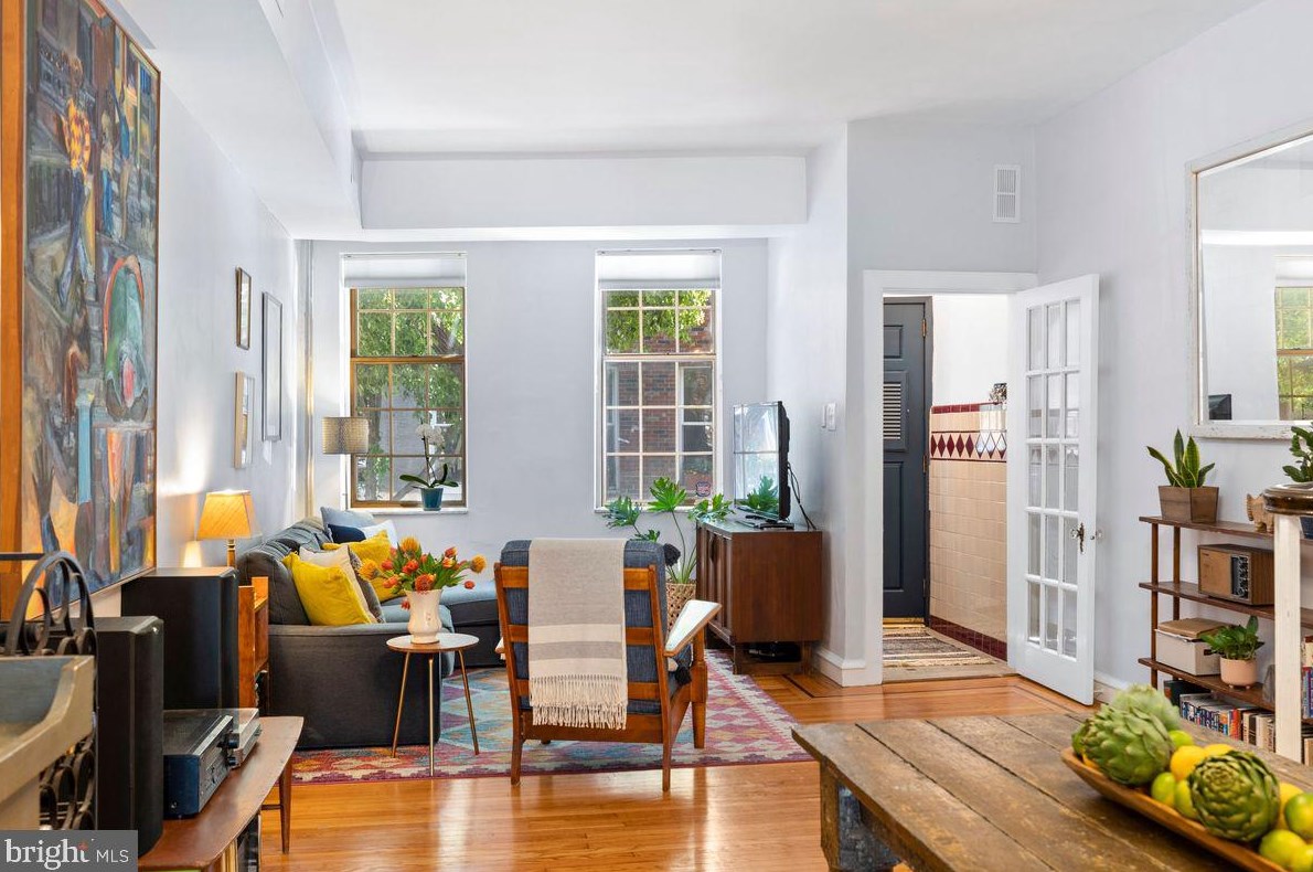 735 Montrose St, Philadelphia, PA 19147-3918