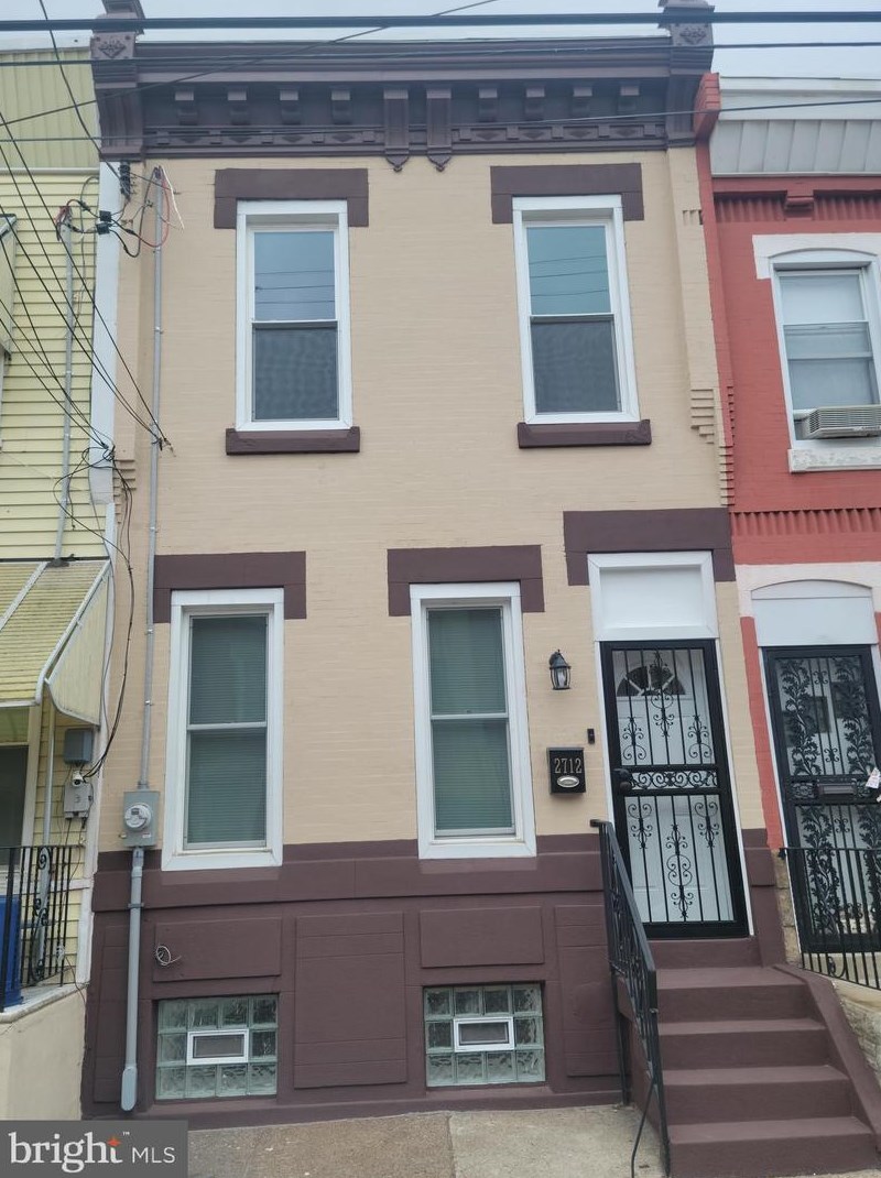 2712 Fairhill St, Philadelphia, PA 19133-2703