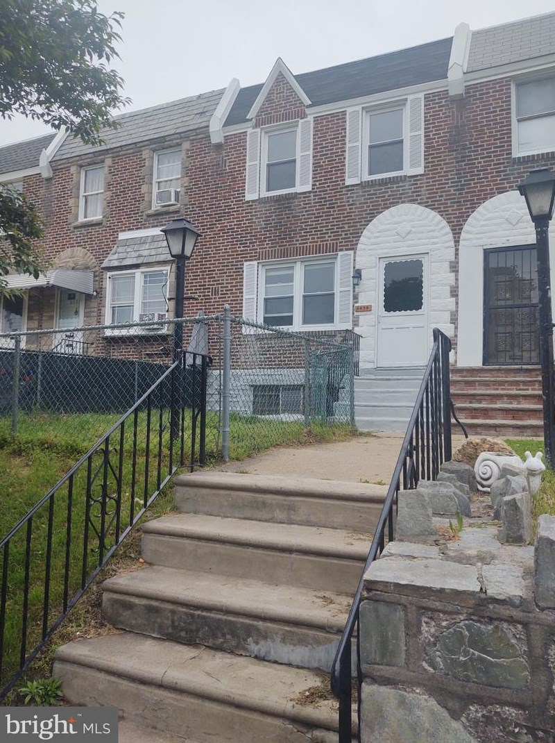 6658 Erdrick St, Philadelphia, PA 19135-2602