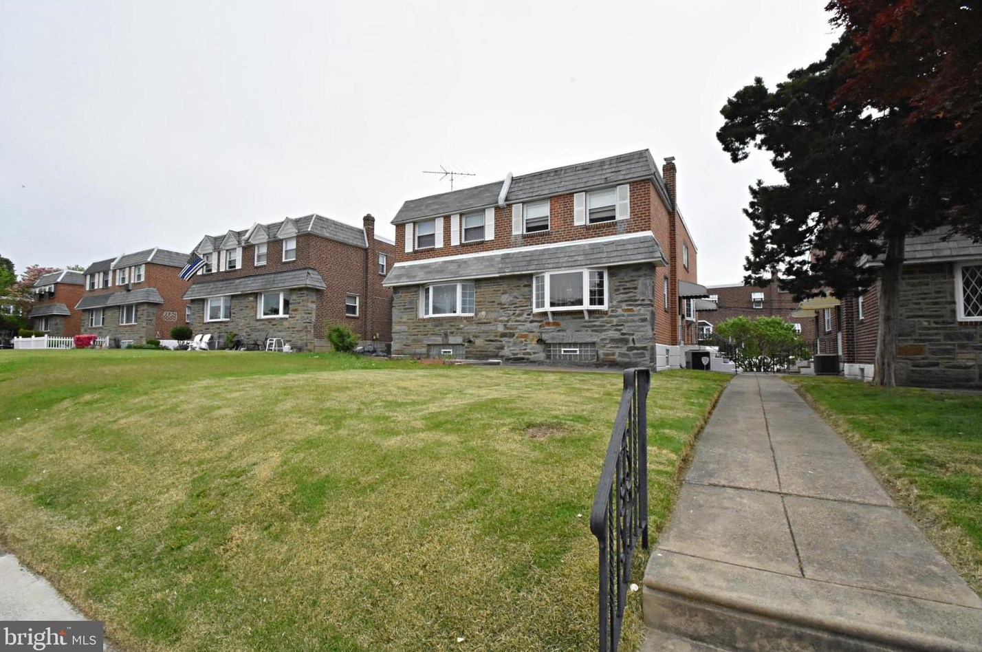 2823 Guilford St, Philadelphia, PA 19152-4405