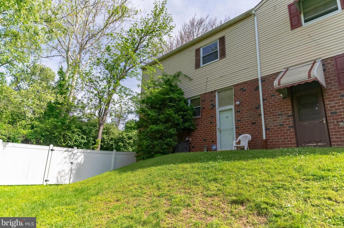 9382 Neil Rd, Philadelphia, PA 19115-4274