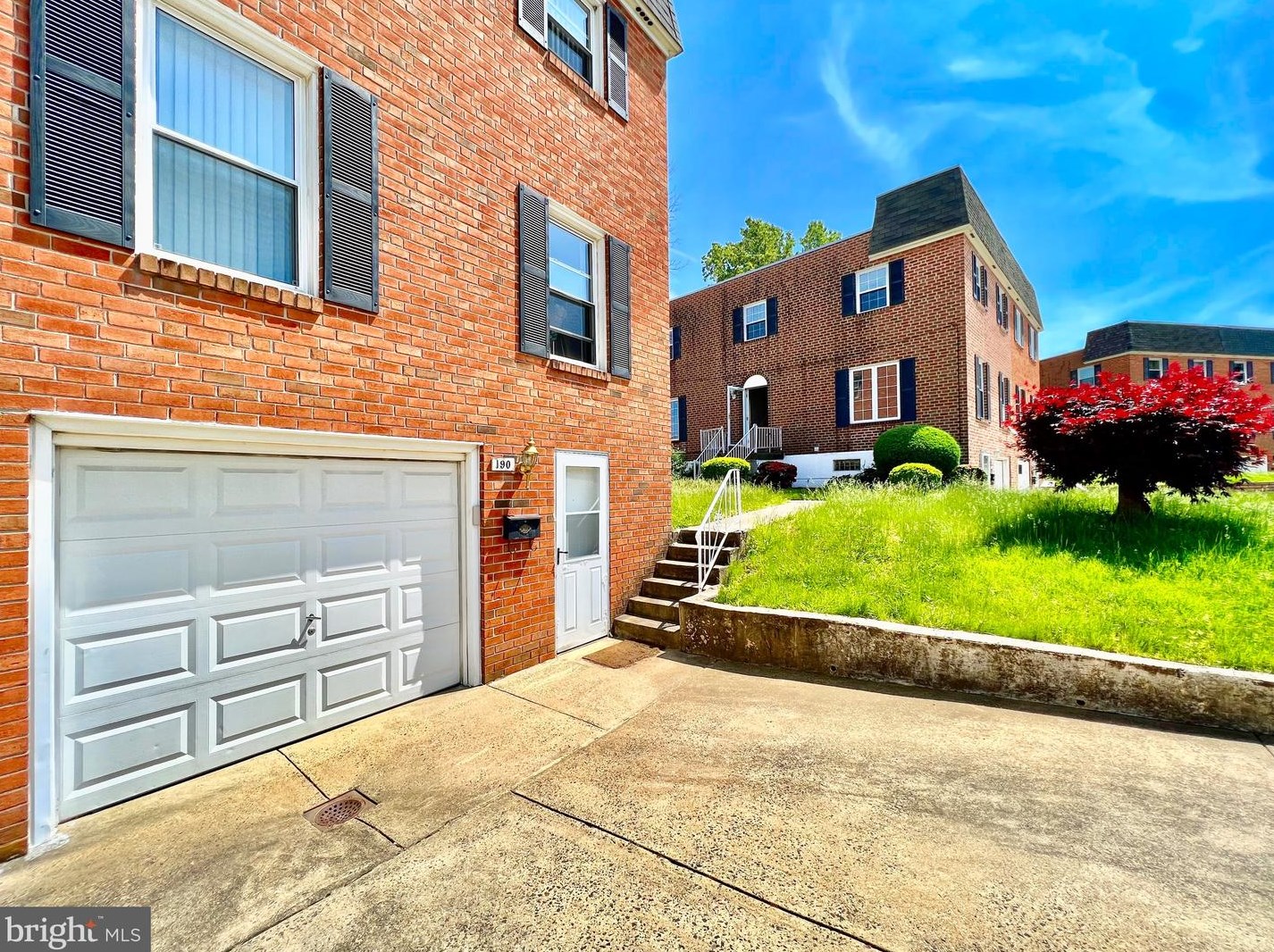 190 Larkspur St, Philadelphia, PA 19116-2755