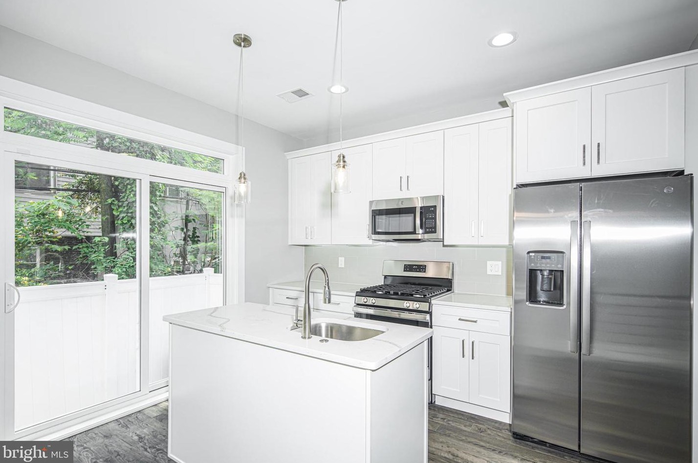 2526 Alter St, Philadelphia, PA 19146-3923