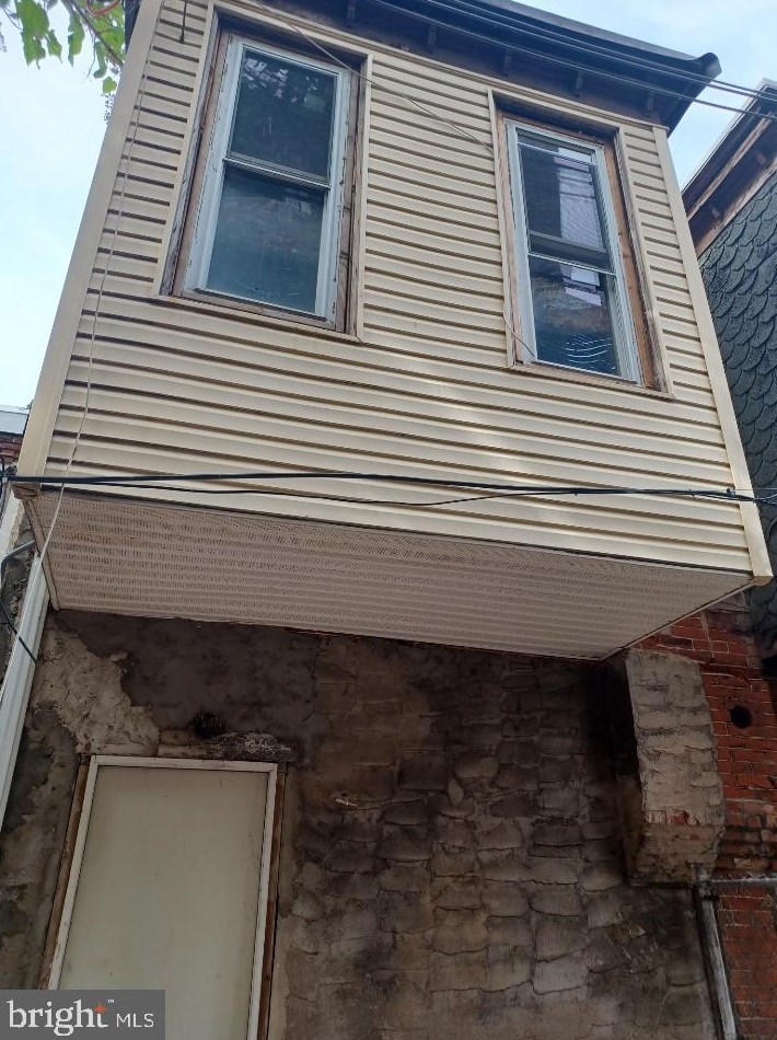 906 Sterner St, Philadelphia, PA 19133-1714