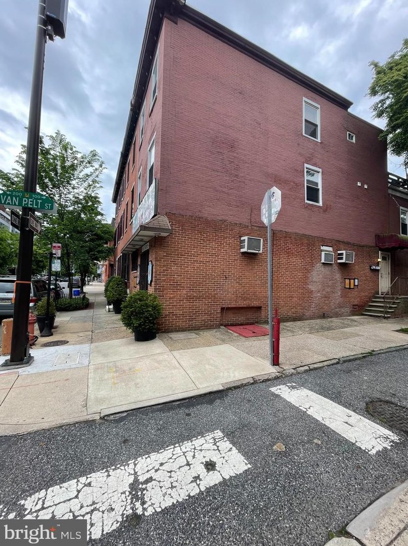 2122 Race St #2, Philadelphia, PA 19103