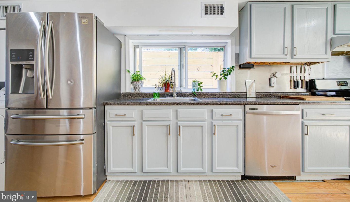 526 Cabot St, Philadelphia PA 19125-3302 exterior