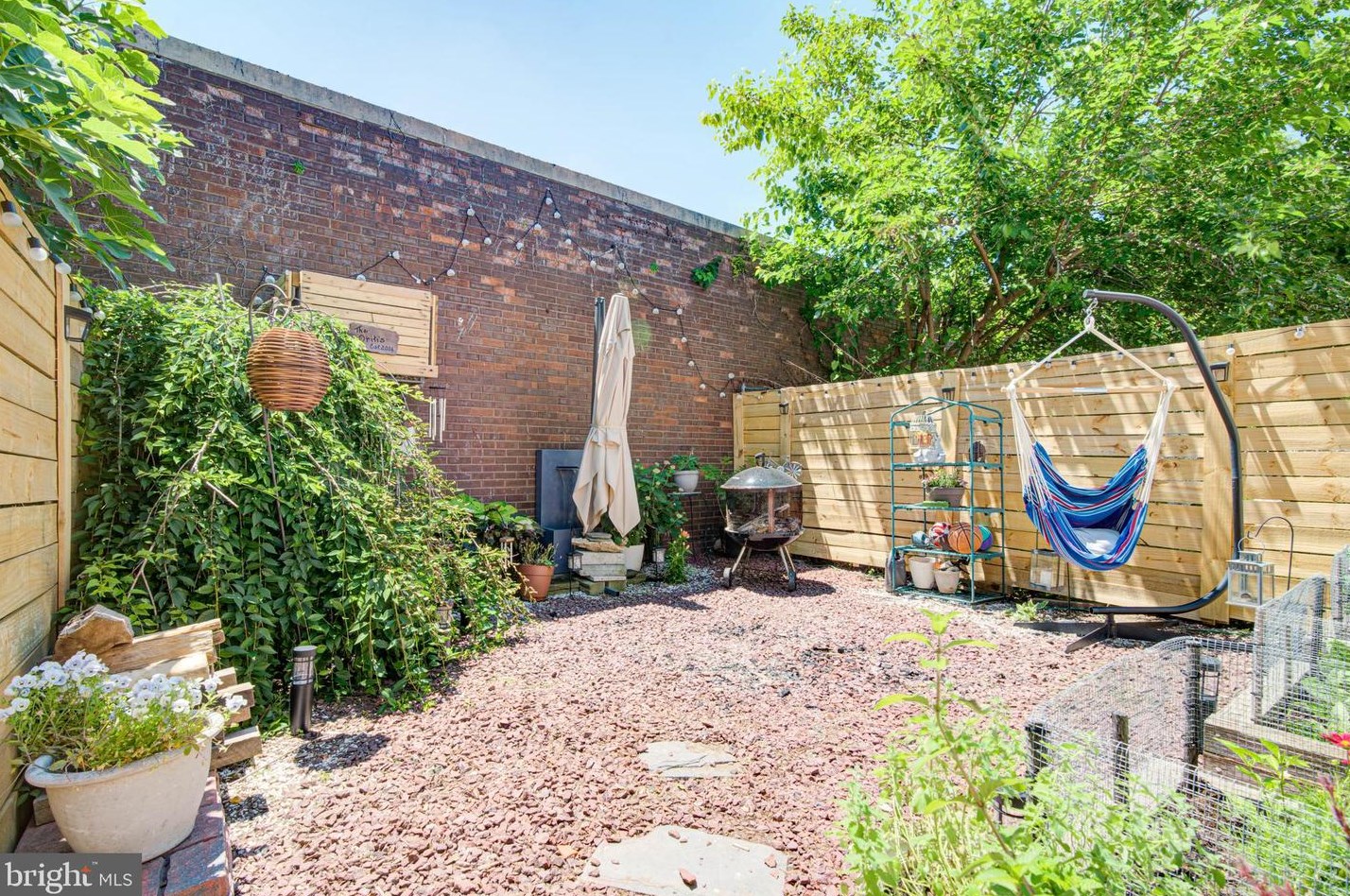 526 Cabot St, Philadelphia PA 19125-3302 exterior