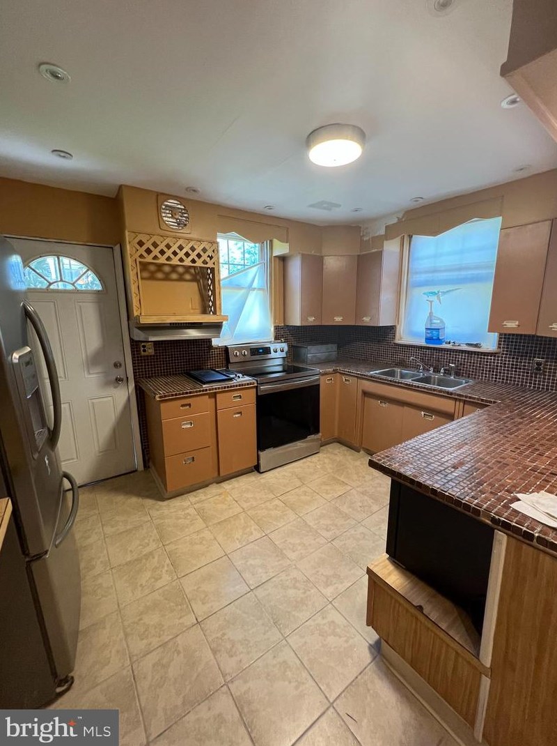 2415 Golf Rd, Philadelphia PA 19131-1416 exterior