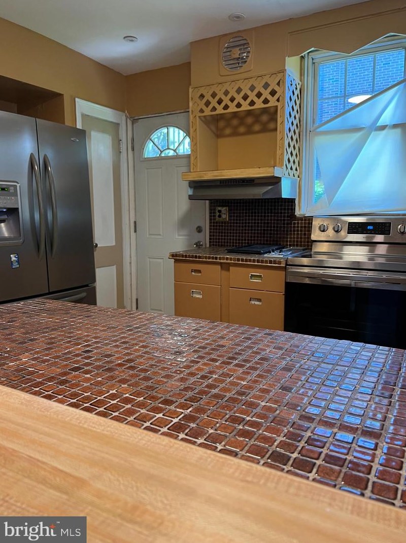 2415 Golf Rd, Philadelphia PA 19131-1416 exterior