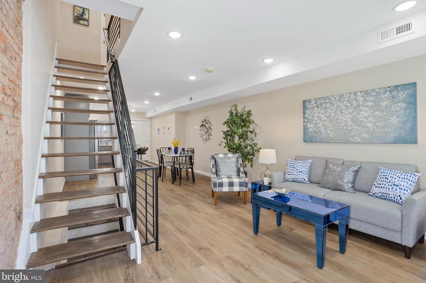 703 Winton St, Philadelphia, PA 19148-3255