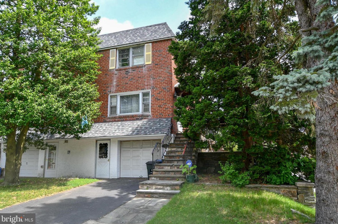 7801 Roanoke St, Philadelphia, PA 19118-4031