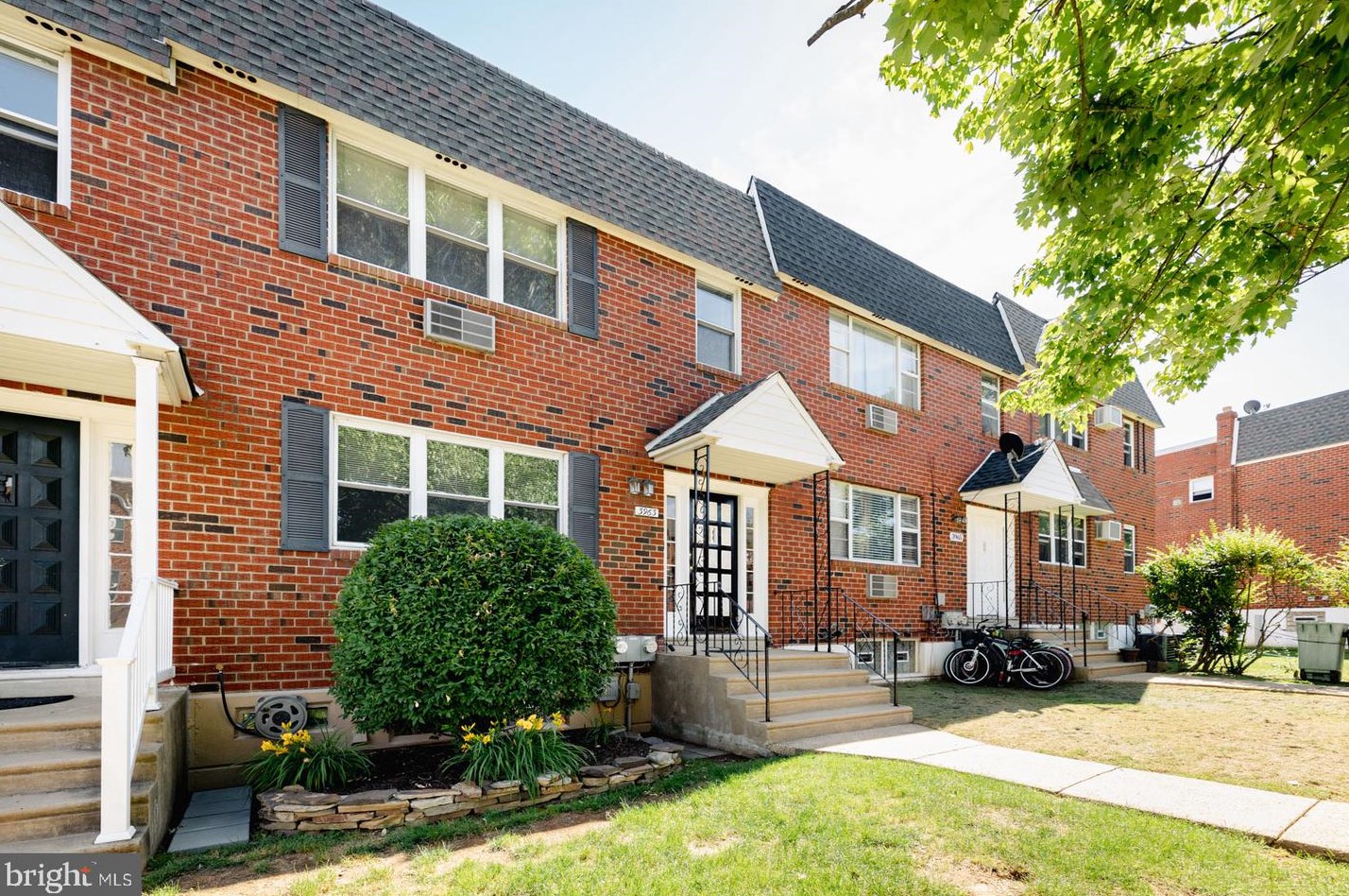 3963 Rowena Dr, Philadelphia, PA 19114-2014