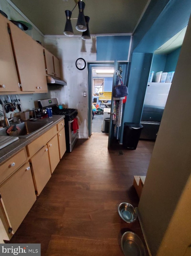 2505 Lee St, Philadelphia, PA 19125-1009