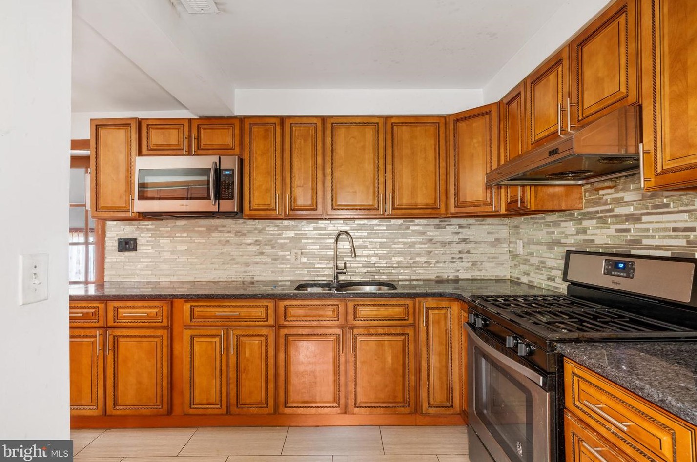 2215 Afton St, Philadelphia PA  19152-4017 exterior