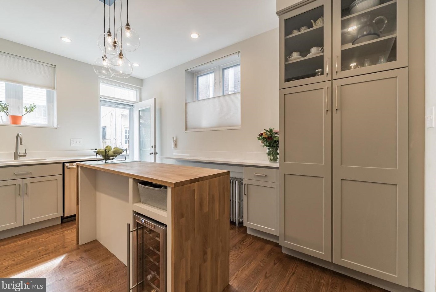 1141 Linn St, Philadelphia, PA 19147-6307
